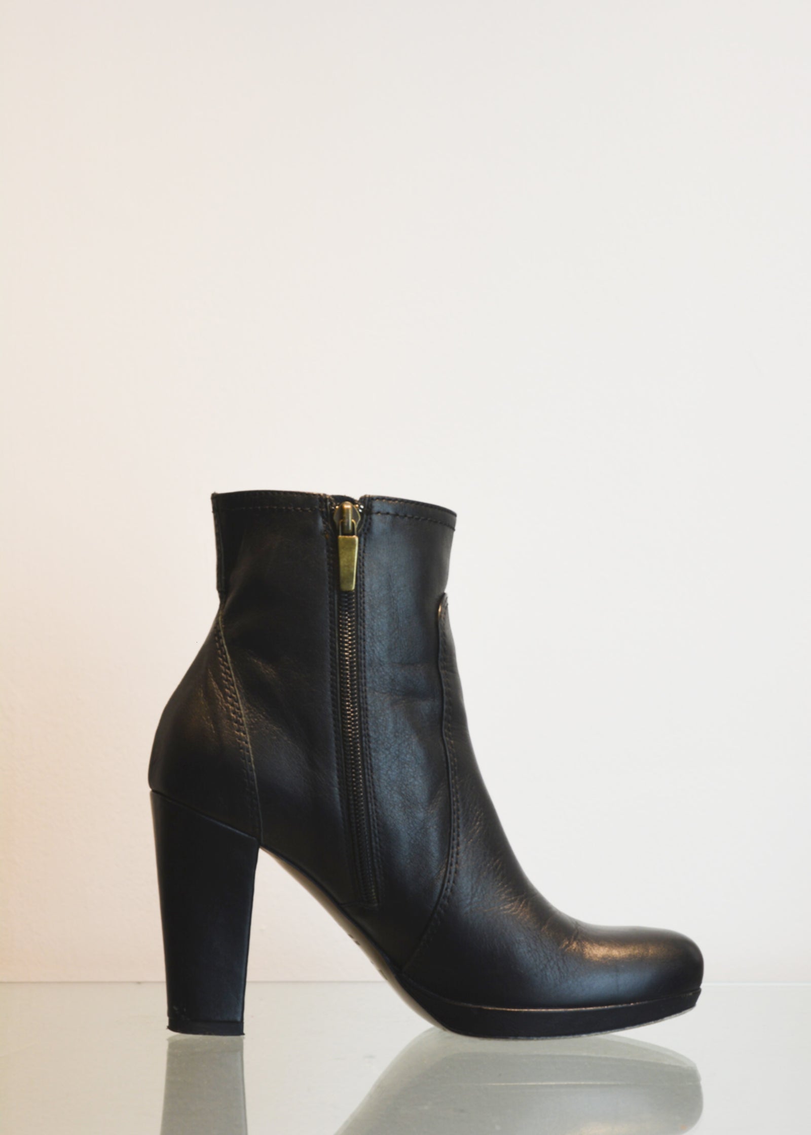 PREWORN | Preloved - 'HOBBS' Ankle Boot - Size 5 UK