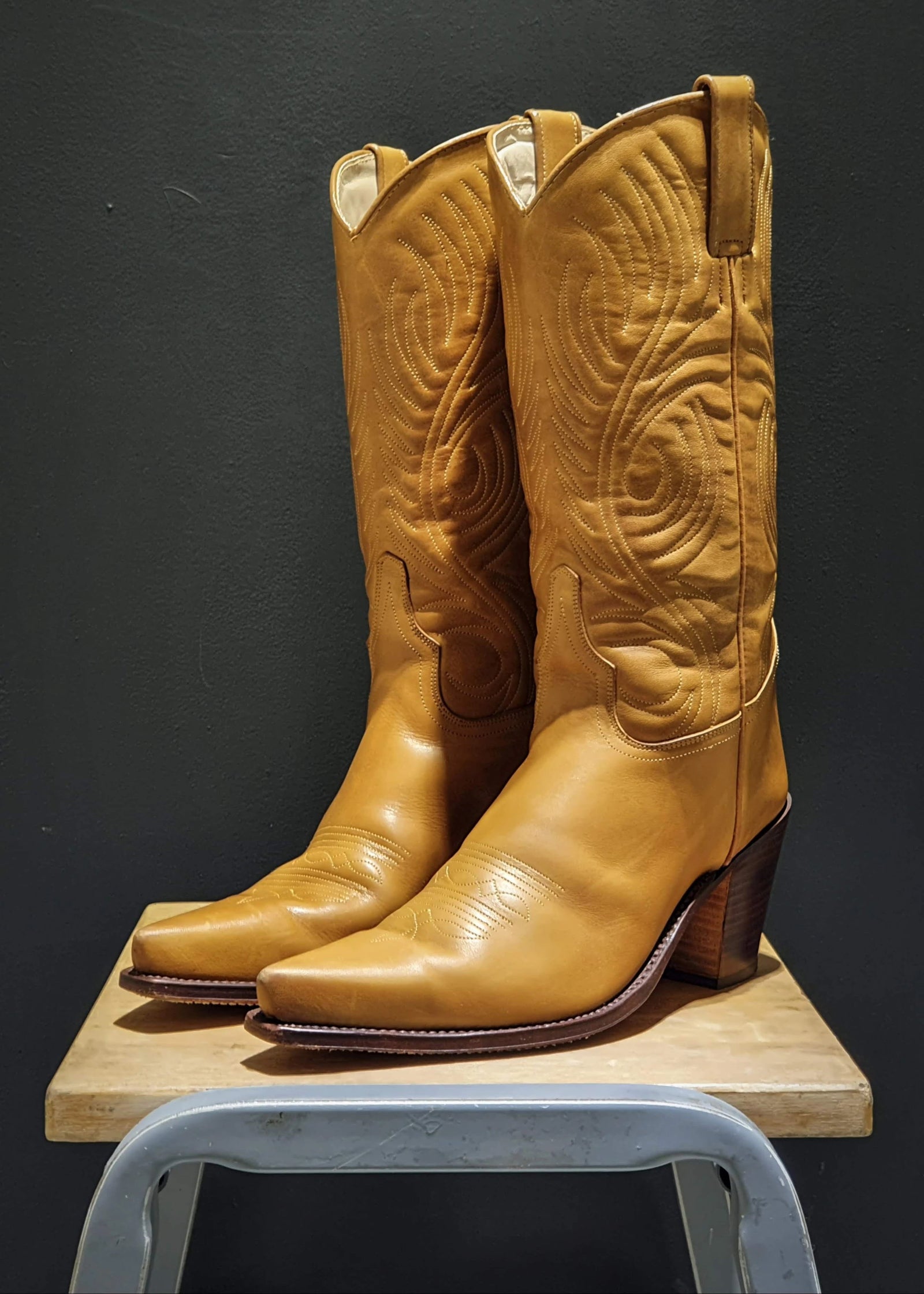 R soles hot sale cowboy boots