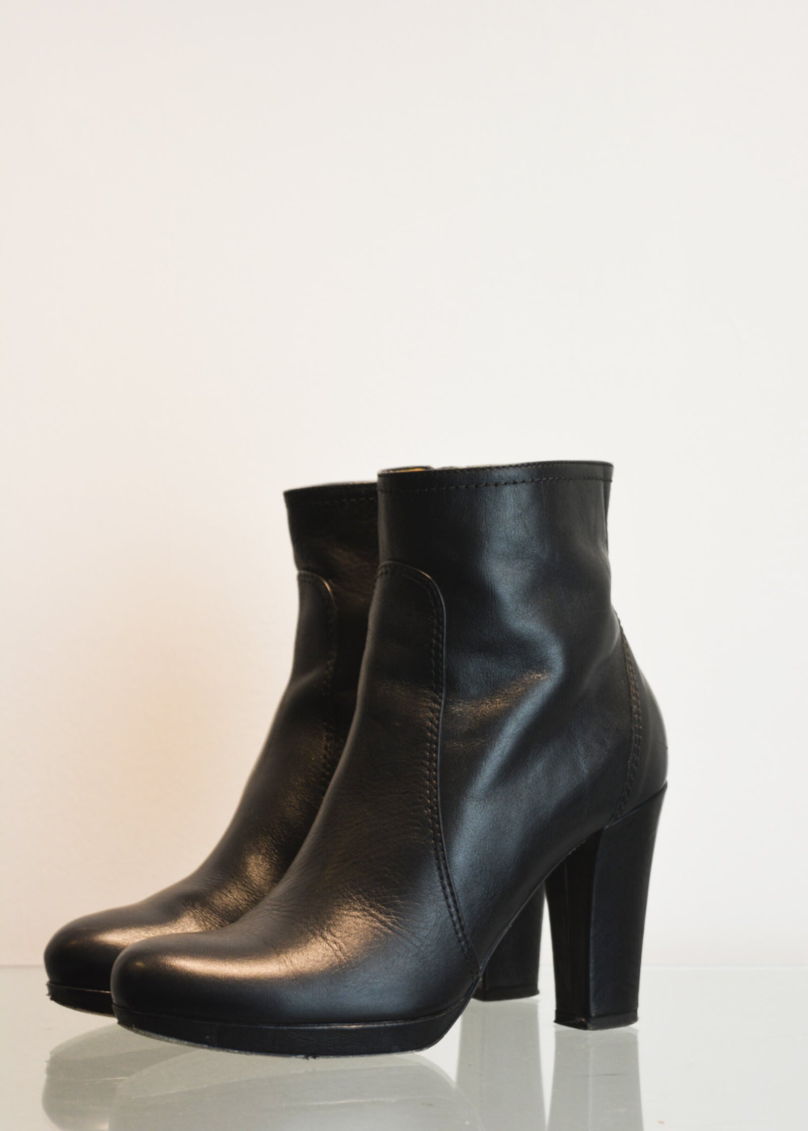 PREWORN | Preloved - 'HOBBS' Ankle Boot - Size 5 UK